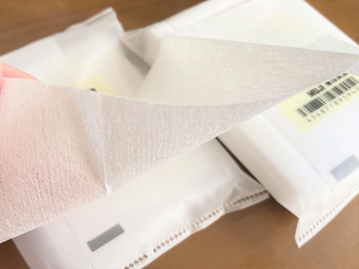 使われているのは、アクリル系不織布と呼ばれる素材