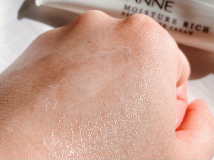 目元にぴったりフィットするテクスチャ