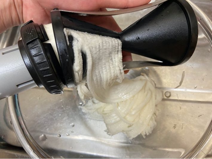 太いけど柔らかい長芋を削ってみた