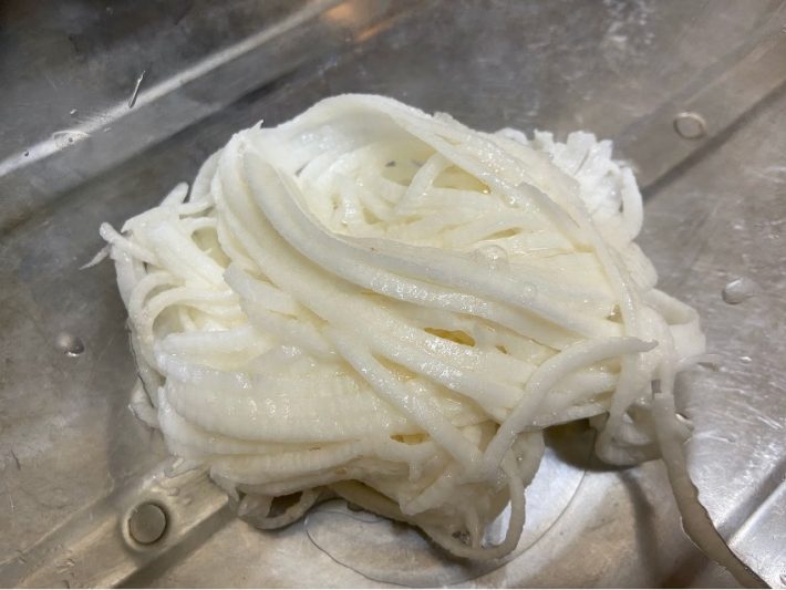 慎重に削ると長〜いベジヌードルが完成