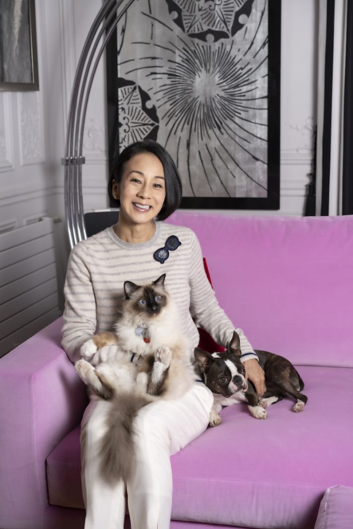 中村江里子さん、自宅のソファで。オネコとピュイックとともに