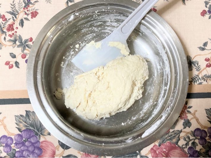 ある程度まとまったら、手にチェンジして約5分間こねます