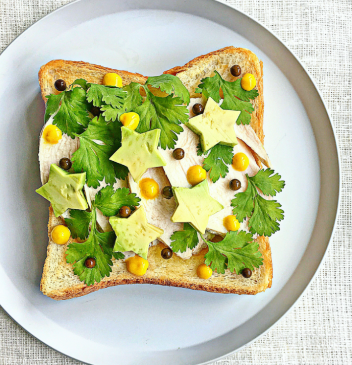 ☆鶏ハムドカン！のアボカドパクチートースト
