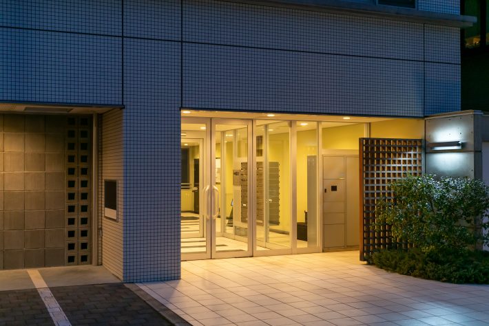 マンションのロビーまで夫をお出迎え