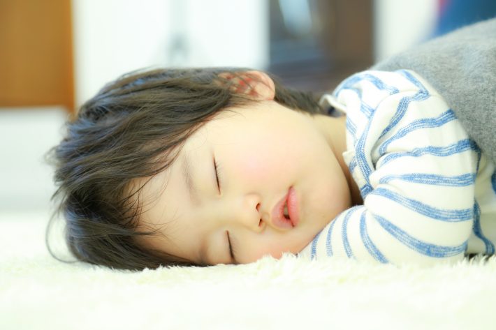 眠っている5歳の息子に催眠術