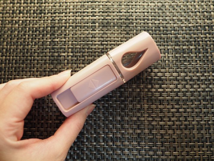 モーヴピンクのカラーも、手のひらサイズ