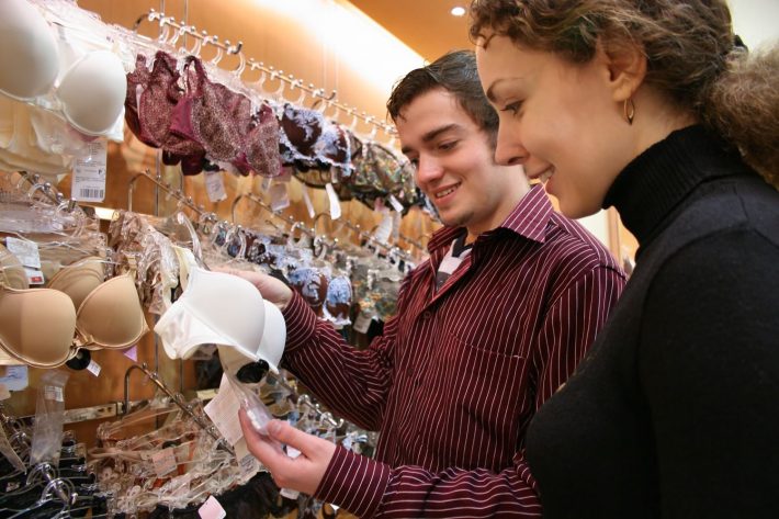 下着店、男性客、カップル客