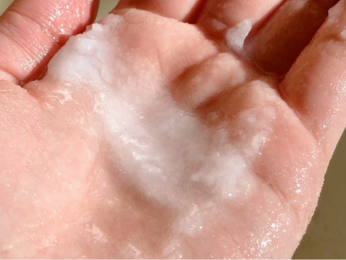 お湯で溶かして気になる部分にクルクルとマッサージ