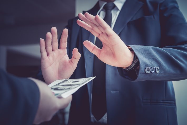 「隔離を見逃して！」空港で検査官に賄賂