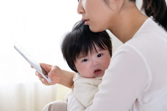 検索するお母さん