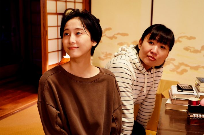 子どもの頃は母の陰に隠れていた