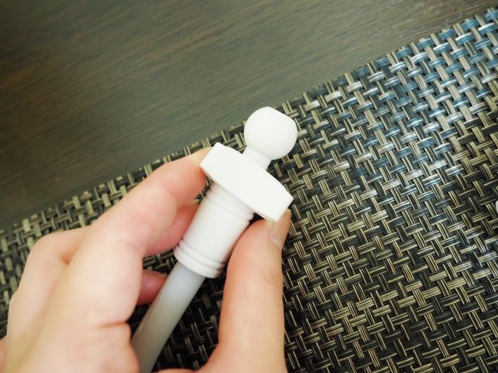 アームにプラスチックナットを通す