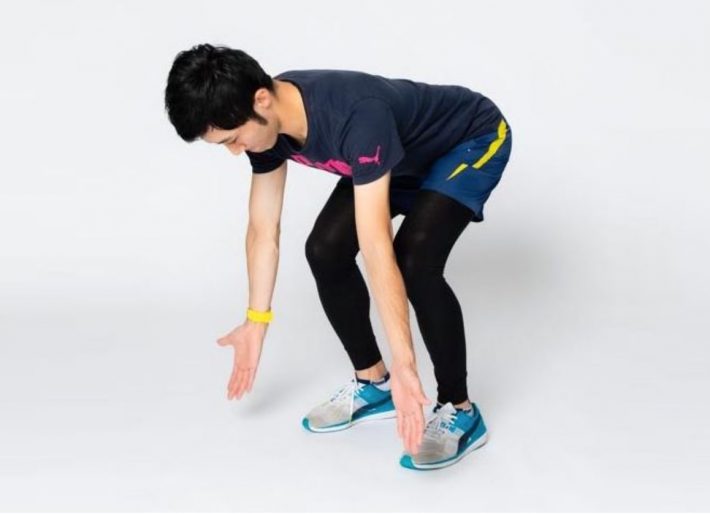 (2)腕を床に向かって伸ばします