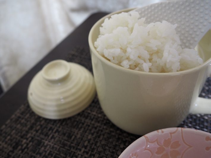 しゃもじを入れてササッと軽くほぐしてから茶わんへ