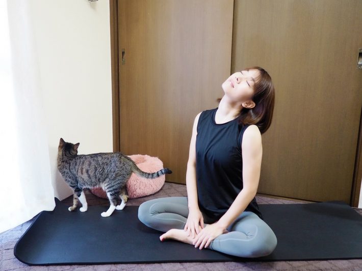 まずは、頭をうしろに倒します