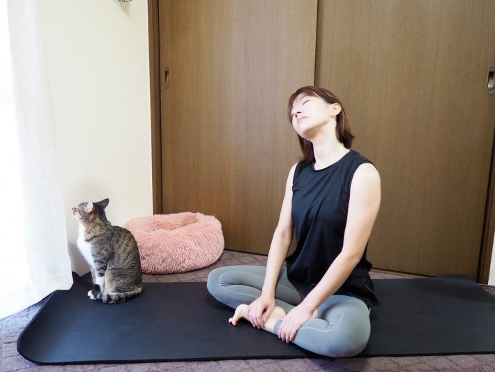 頭で大きな丸を描くように、ゆっくりと5回ほど動かします