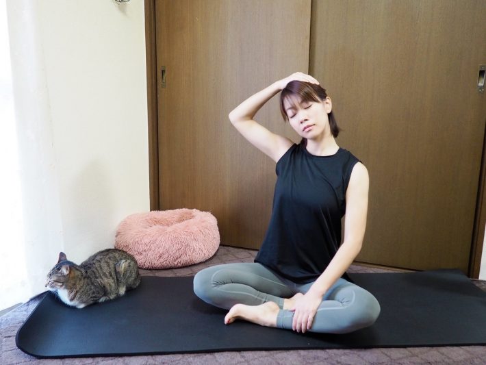 右手を左側頭部に添えたら、息を吐きながら頭を右に倒します