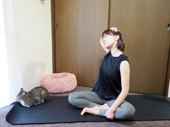 右ひじを後方に引き、左の胸鎖乳突筋を前に突き出します。