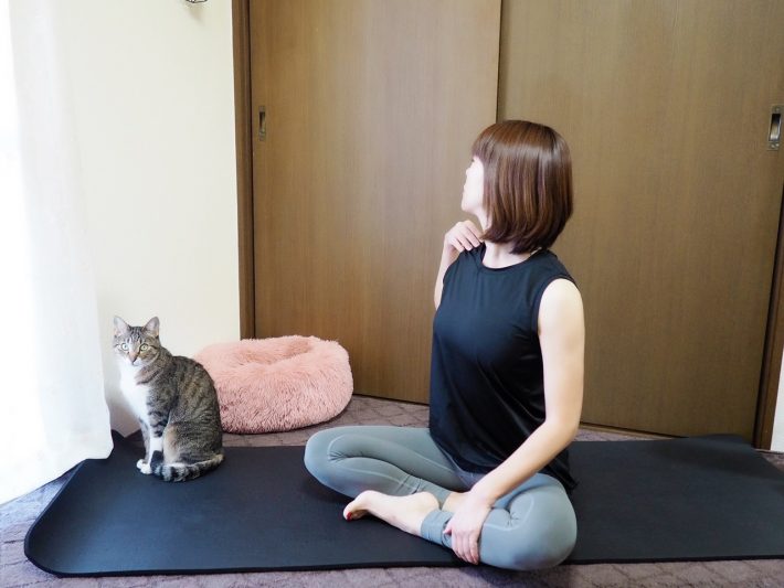 右手の指先を右肩に乗せ、首を右にまわします