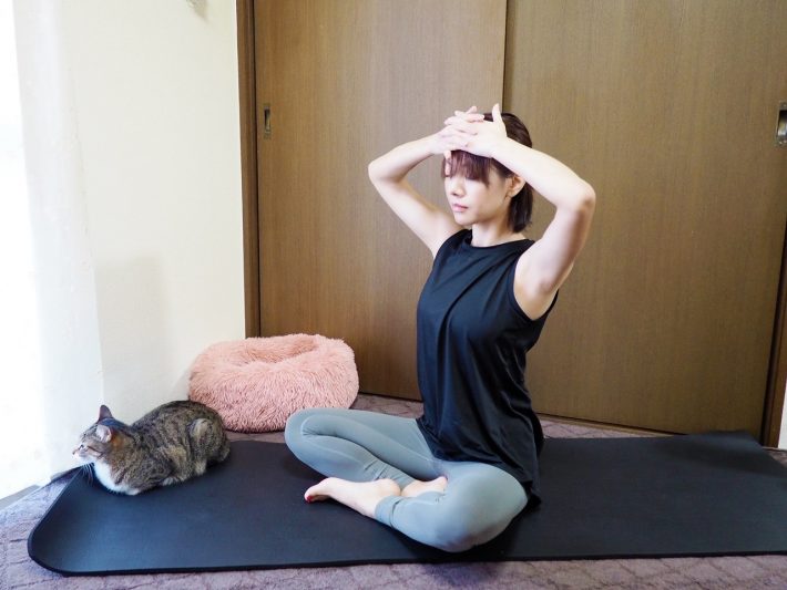 指を額の前で組みます