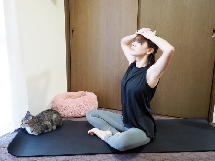 後方へ押すように力を入れます