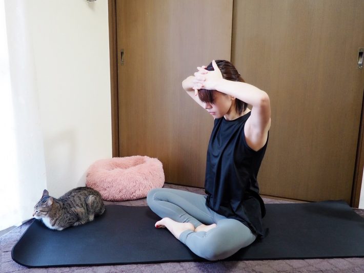 後方へ押される力に抵抗しながら、首を前に倒します