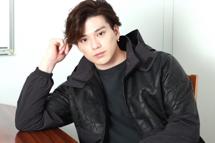 新田真剣佑、単独初主演映画公開。「先頭を走る役者になれると思っている」