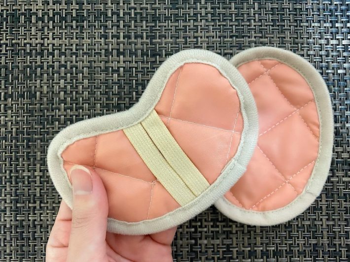 上下のイヤーストラップを耳に引っかけて装着するだけ