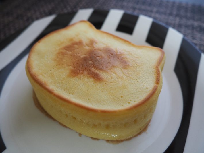 ふわふわのネコ型パンケーキが完成