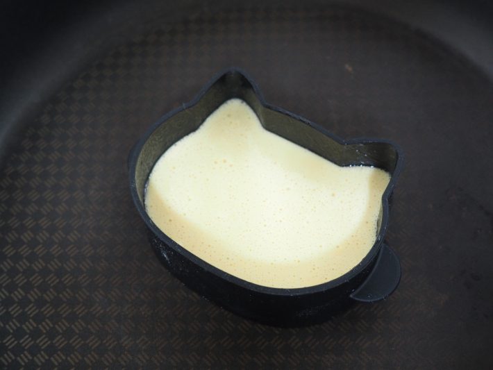 温めたフライパンの上に型を置く