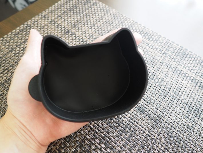 手のひらサイズなので、厚みはあるけれど大きくはない