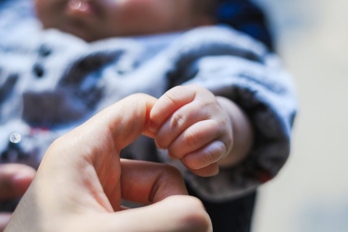 手を握る赤ちゃん