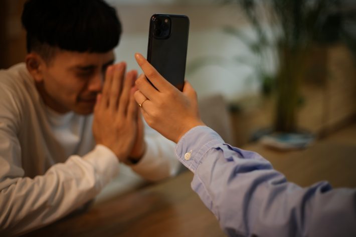 スマホの行動履歴から全ての悪事が白日の下に…