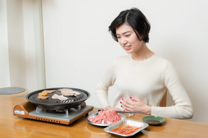 焼肉後のイヤ〜な胃もたれとオサラバ、食後の胃に流し込むといいものって？