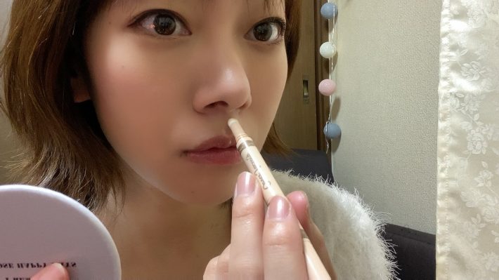 鼻の下を短くする 「人中短縮スティック」でメイク