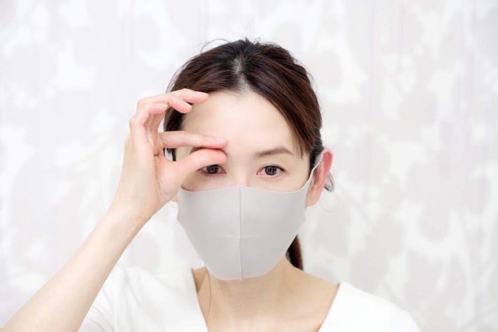 人差し指で伸ばした後、親指と人差し指で眉を軽くつまむ。