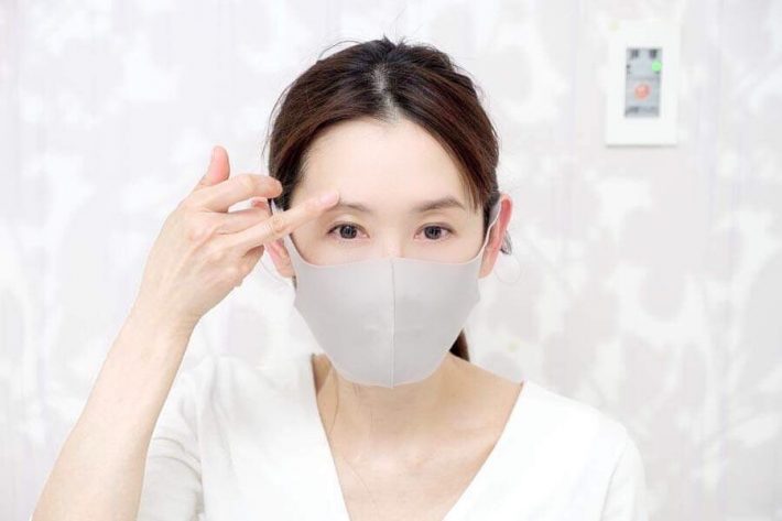 眉の上まで置いて伸ばす。