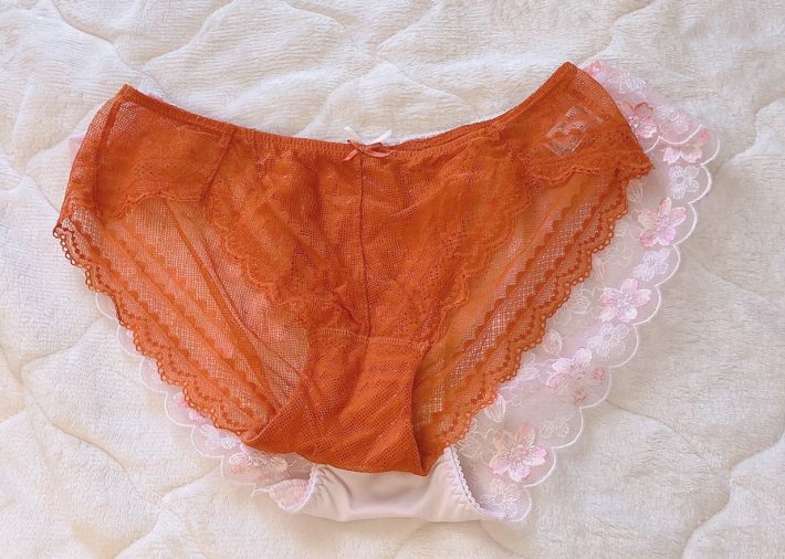 いつものウンナナクールのショーツよりもゆったり（上に重ねたのは「レーシィレーシィ／ビターリボンショーツ」）