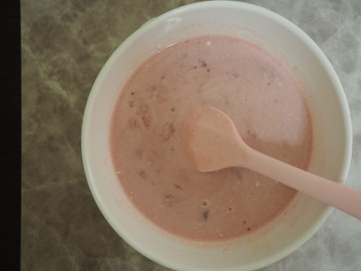 （4）ホイップクリームを加えてよく混ぜる