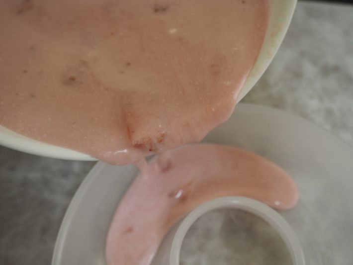 （4）を「エンジェルプレート」に流し入れたら、冷蔵庫で2時間以上冷やし固める