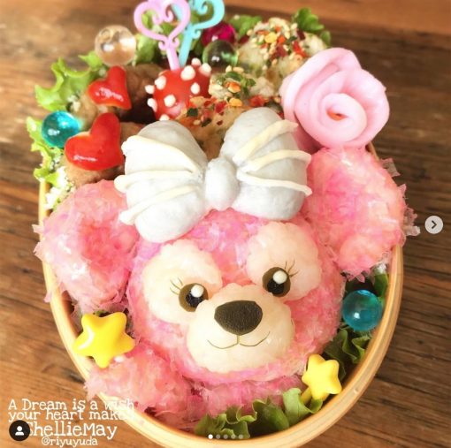 お弁当箱をラップで一周巻いて固定