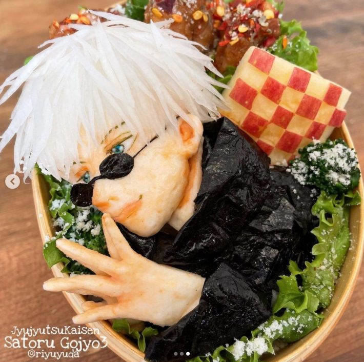 目の中の青色は食用色素をマヨネーズに混ぜています