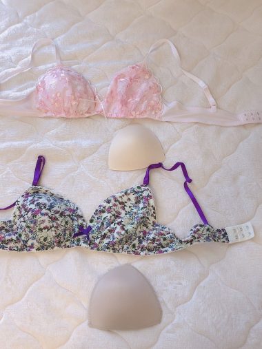 上が「「Hello springノノンワイヤーブラ」下は以前に発売されたウンナナクール「オータムリズム ノンワイヤーブラ」
