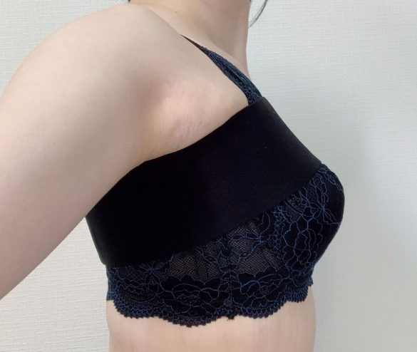 下に着用しているブラジャーはHEAVEN Japan「どんとこいブラ」です