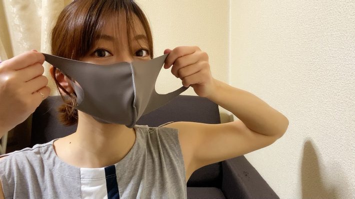 鼻と口に被せるようにして両耳にかける