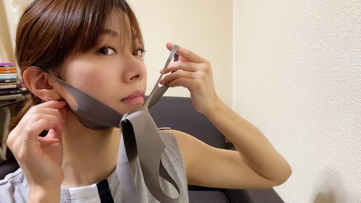 くぼみになっている部分をあご下にあてる