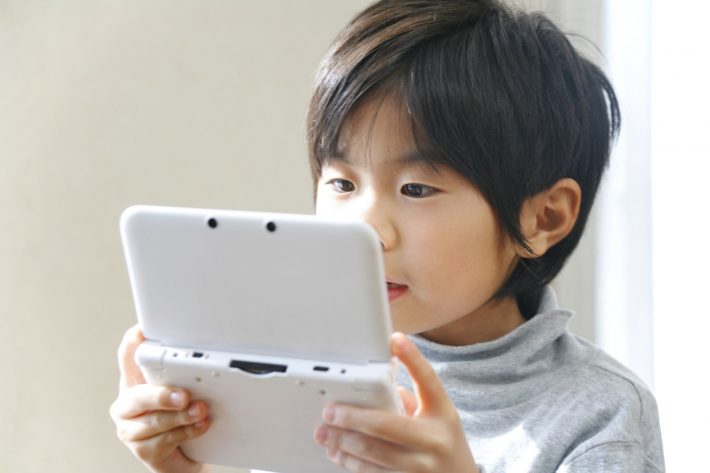 ゲームするこども