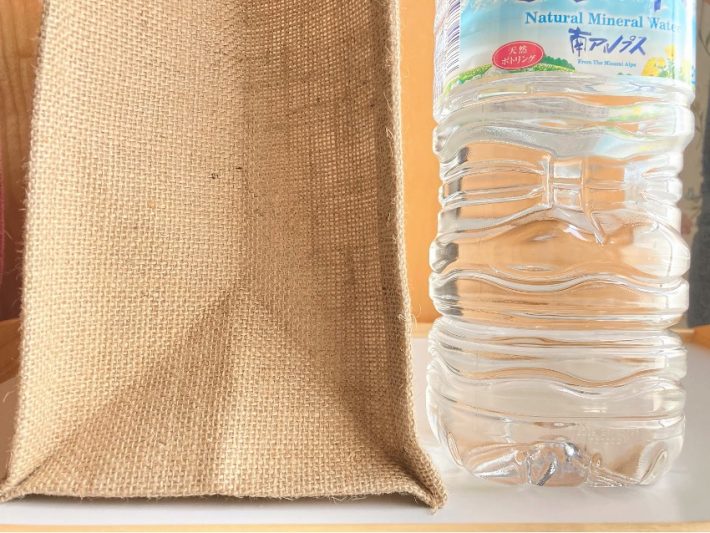 2Lのペットボトルが余裕で入るほど広いマチ