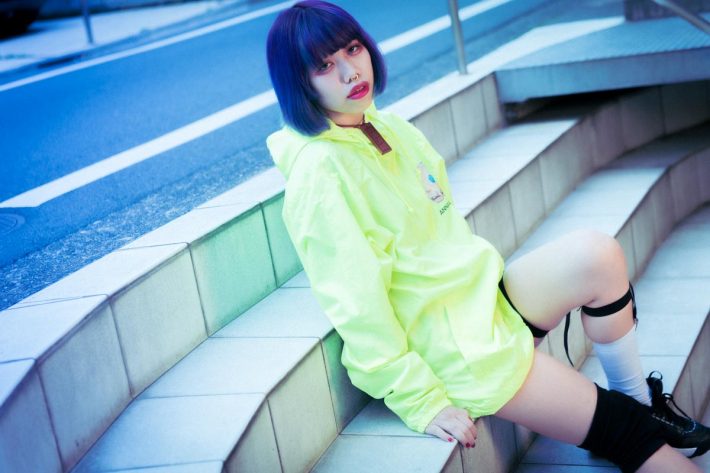 路上で寝るときはモノや壁になりきる