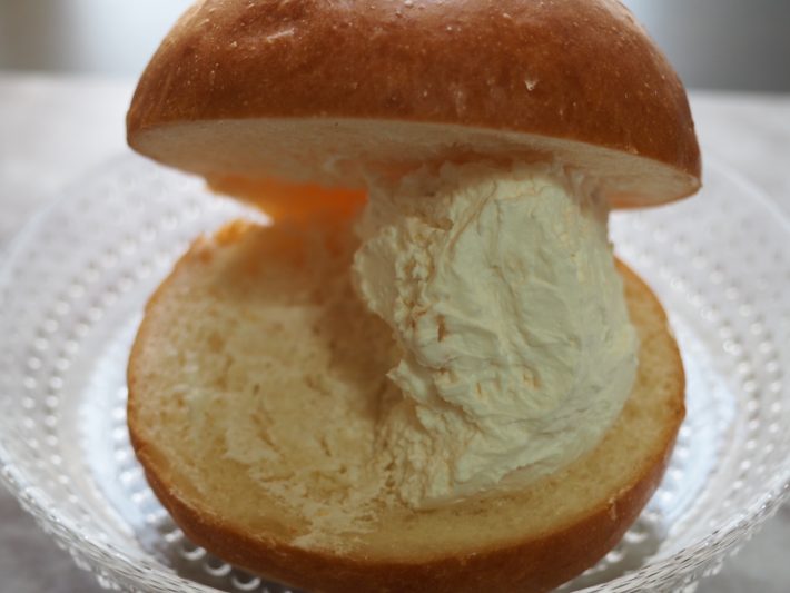 まずは、生クリームをゴッソリと片側に寄せて